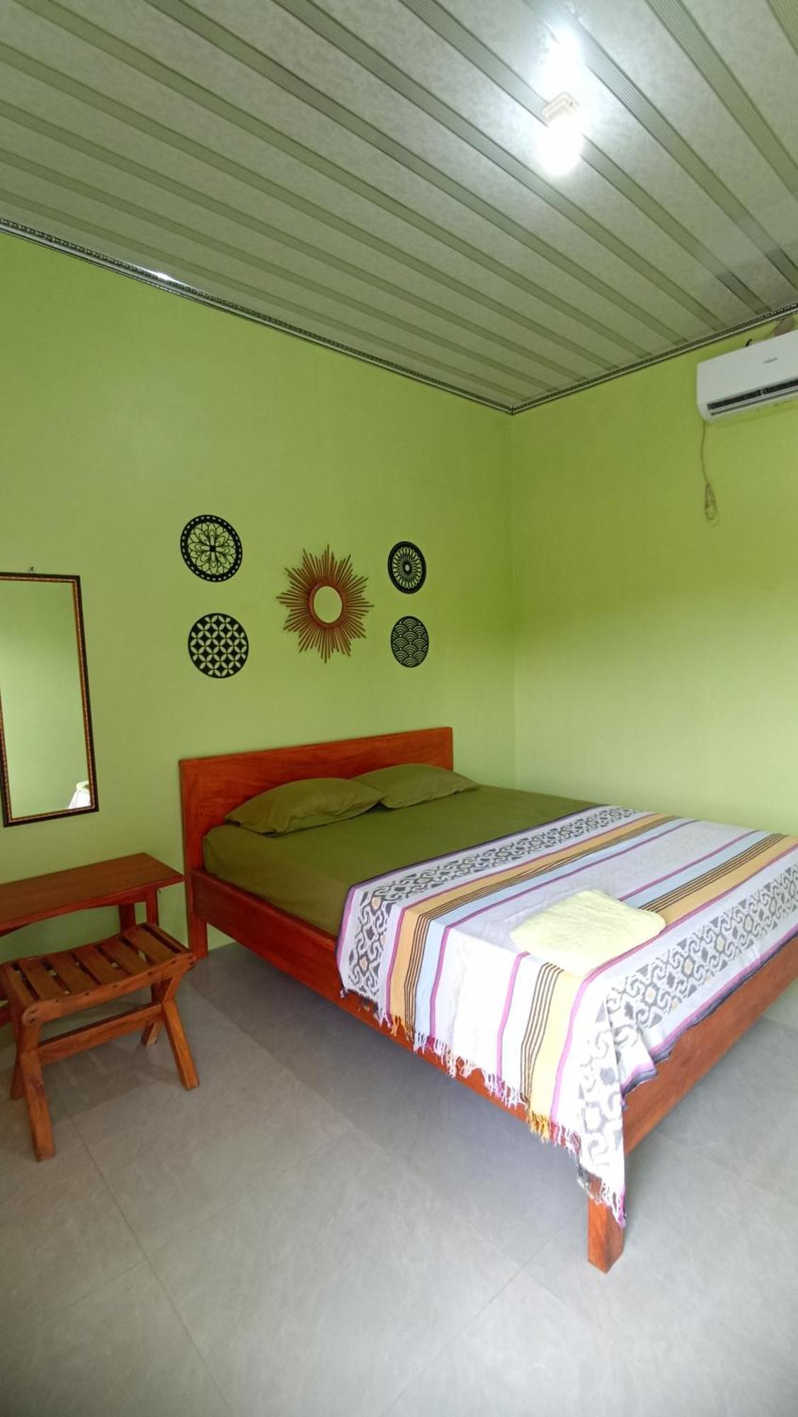Loyal Friend Hostel Karimunjawa Eksteriør bilde