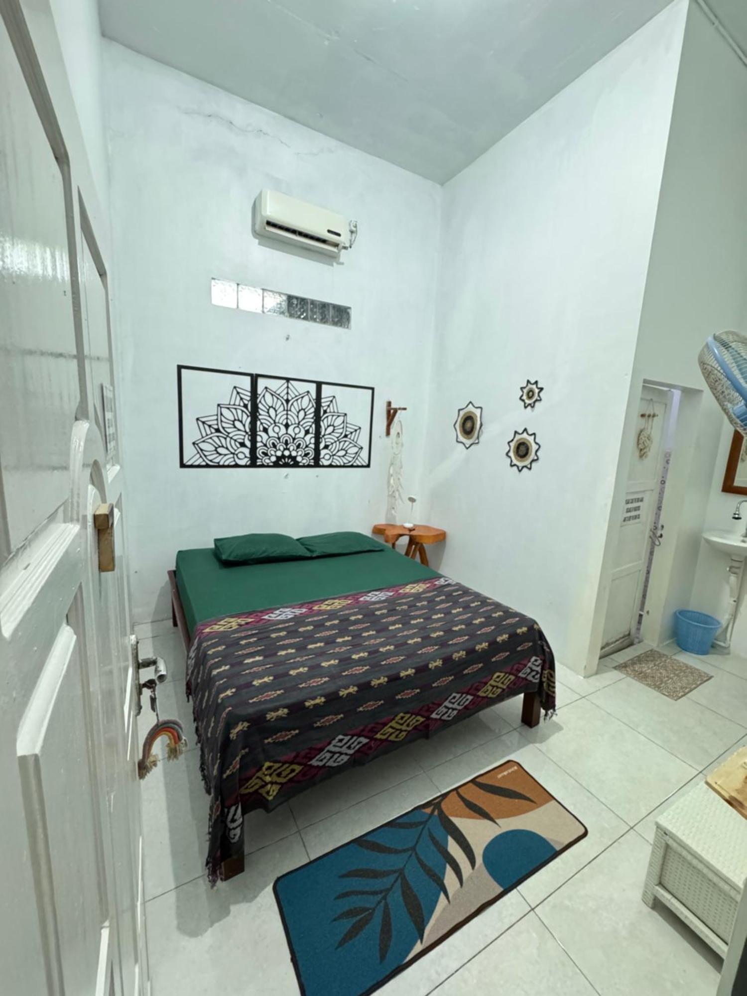 Loyal Friend Hostel Karimunjawa Eksteriør bilde